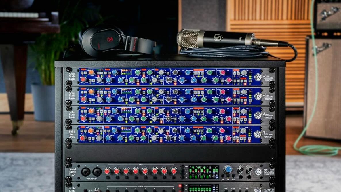 Console SSL em estúdio profissional